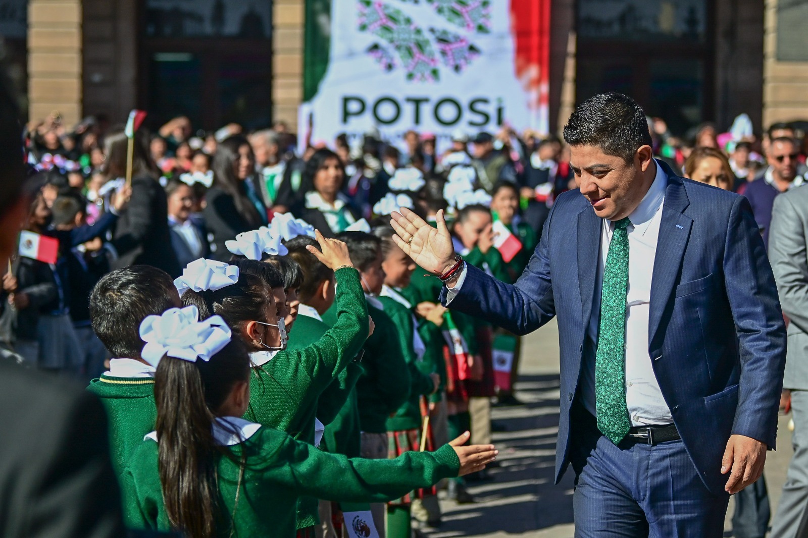 Ricardo Gallardo preside celebración por el día de la bandera