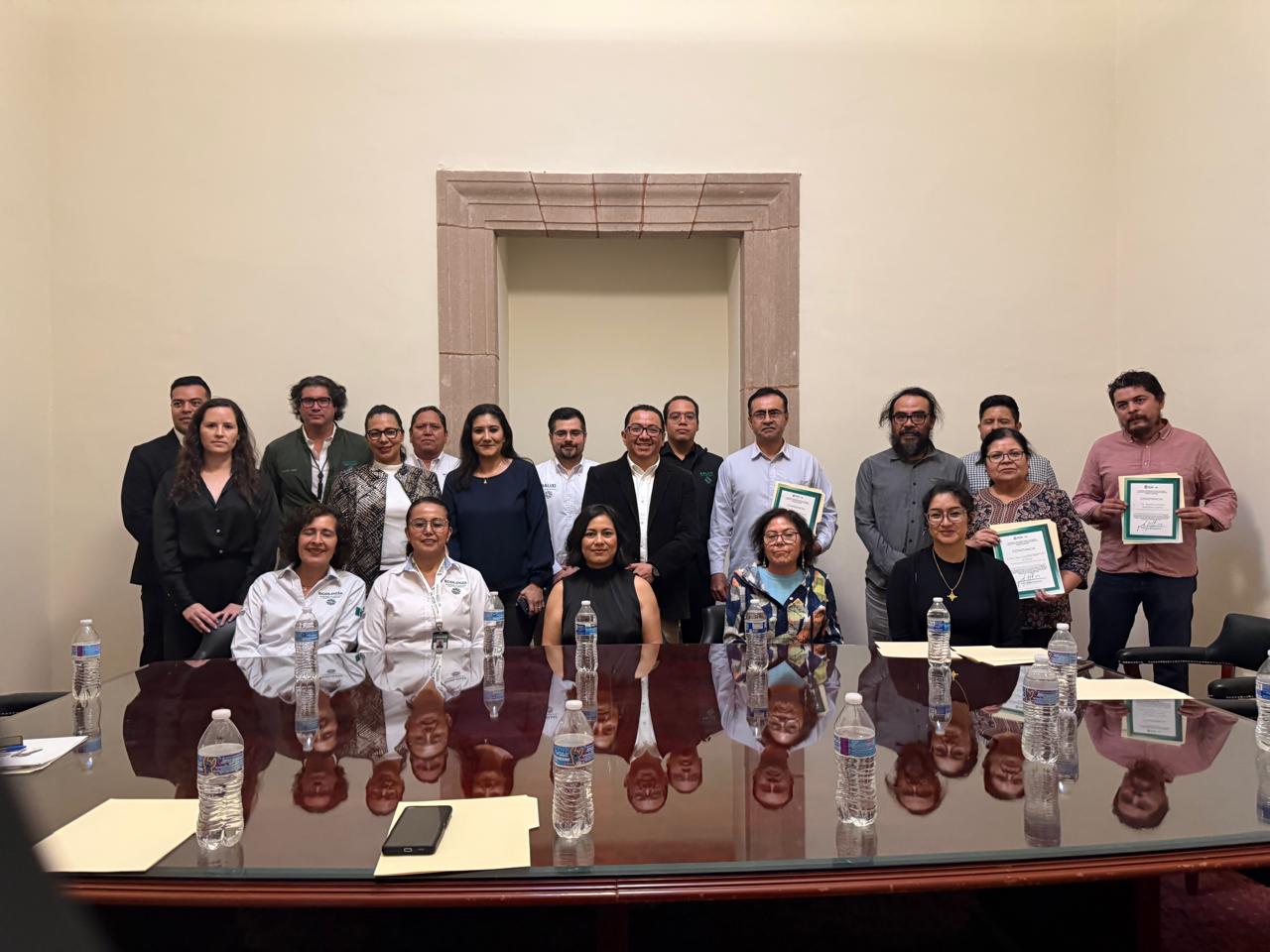 Ejecutivo estatal entrega programa conjunto contra lirio en la Presa San José