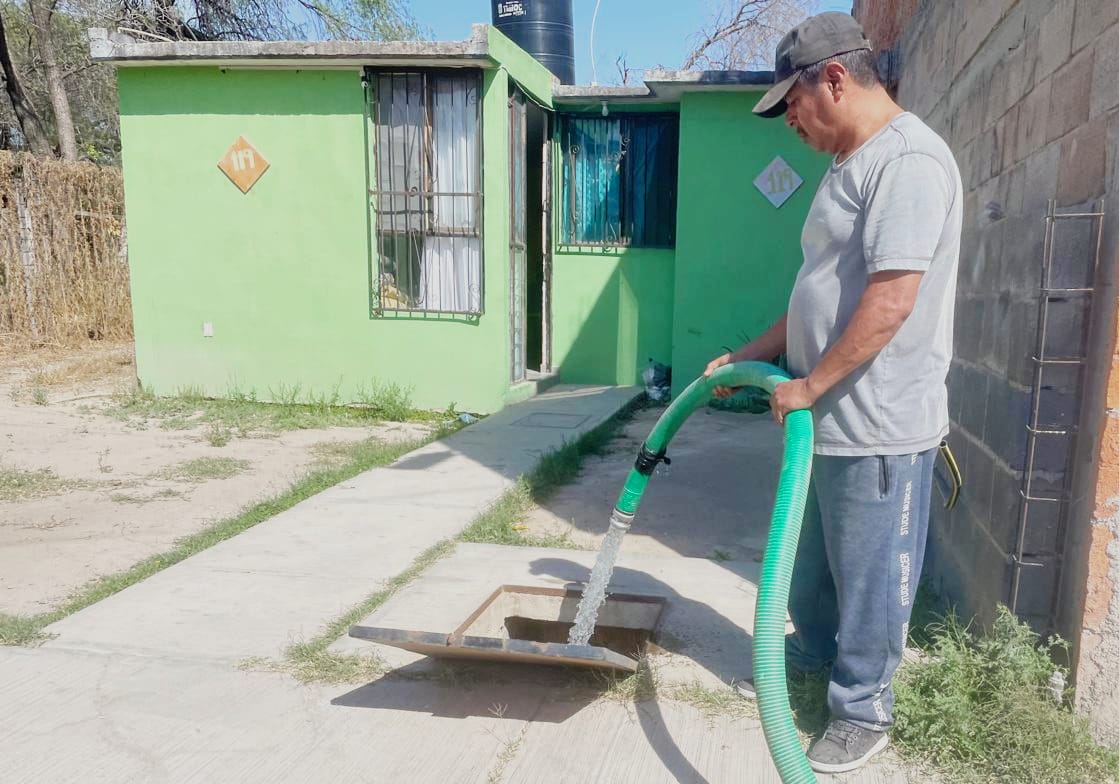 Gobierno de Soledad intensifica reparto de agua con pipas en colonias y escuelas ante desabasto por red: Juan Manuel Navarro