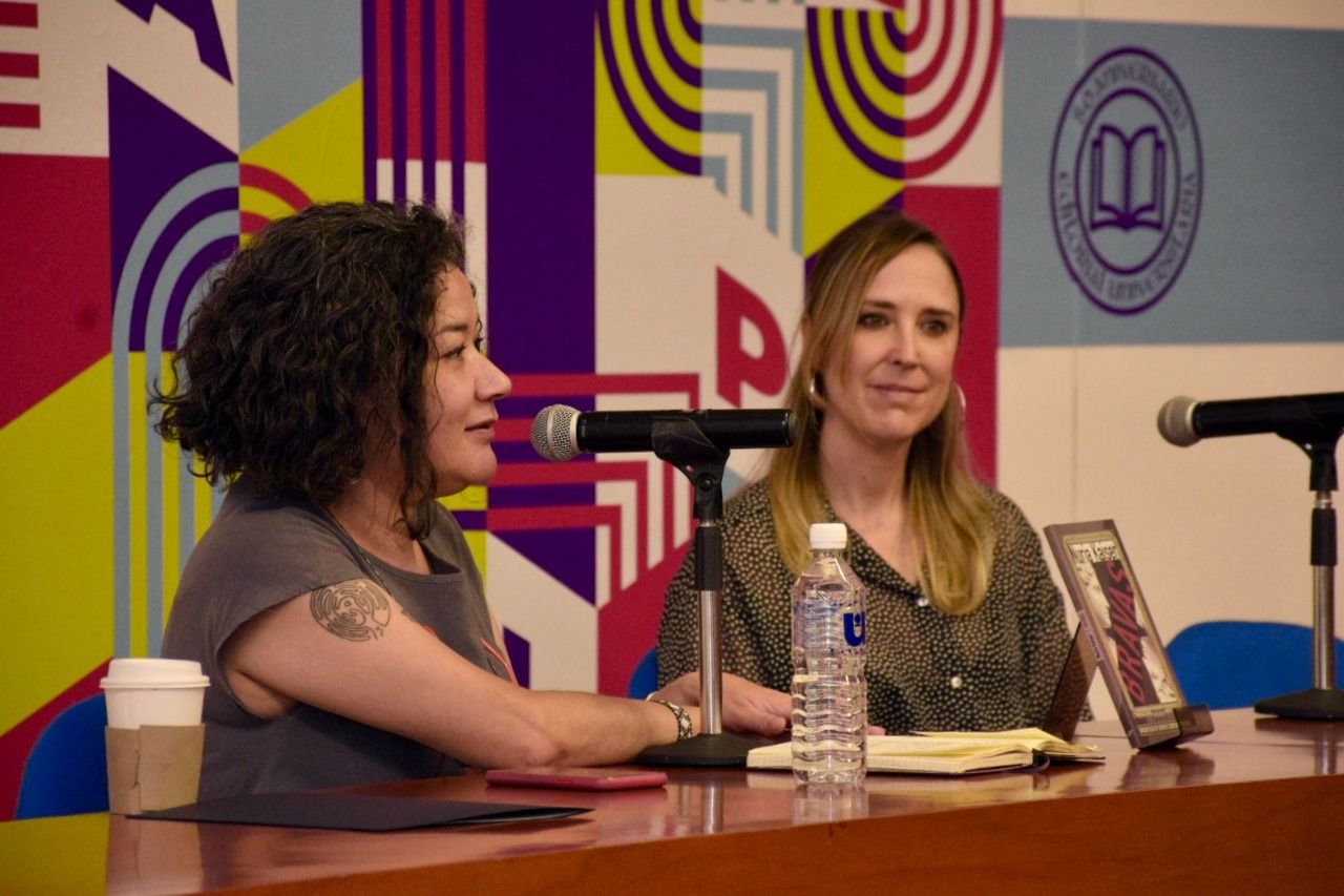 La potosina Nuria Kaiser presentó en la 49 FNLUASLP su compilación de cuentos “Bravas” ante un nutrido público