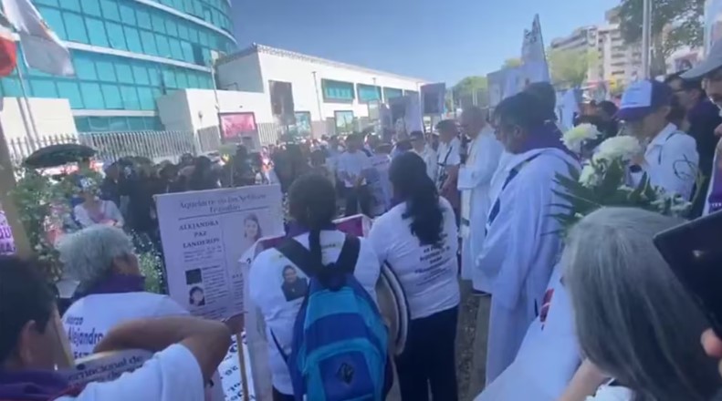 Madres buscadoras de Puebla realizan misa frente a la Fiscalía Estatal