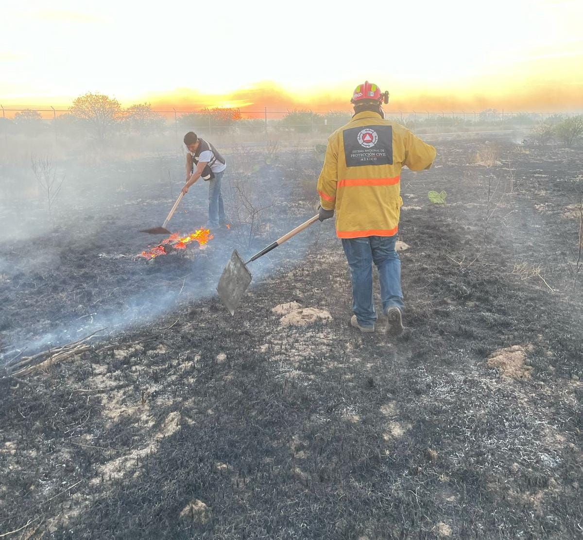 Protección civil de Soledad y corporaciones combaten incendio cercano al aeropuerto