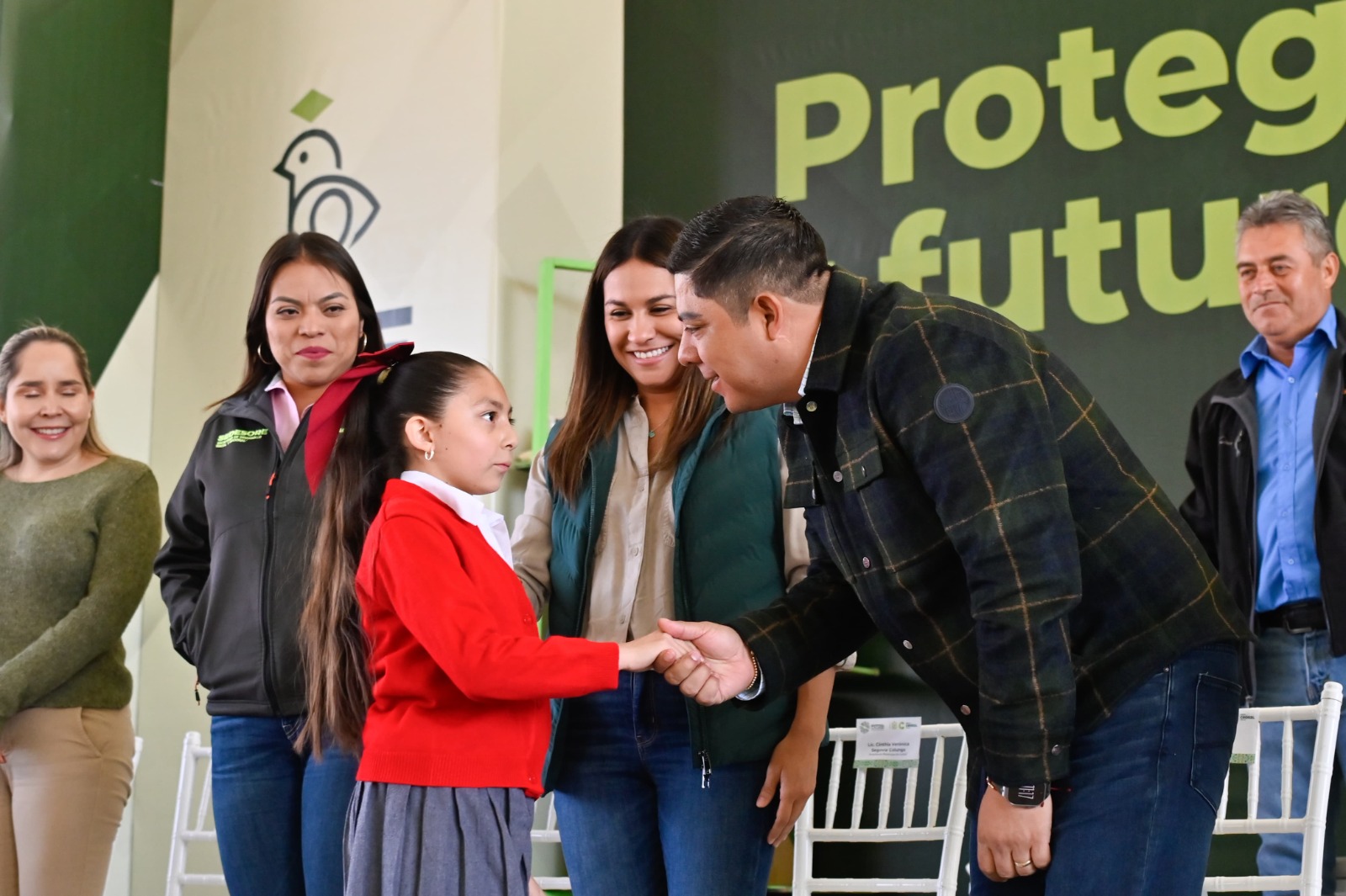 Ricardo Gallardo entrega más apoyos a estudiantes del altiplano