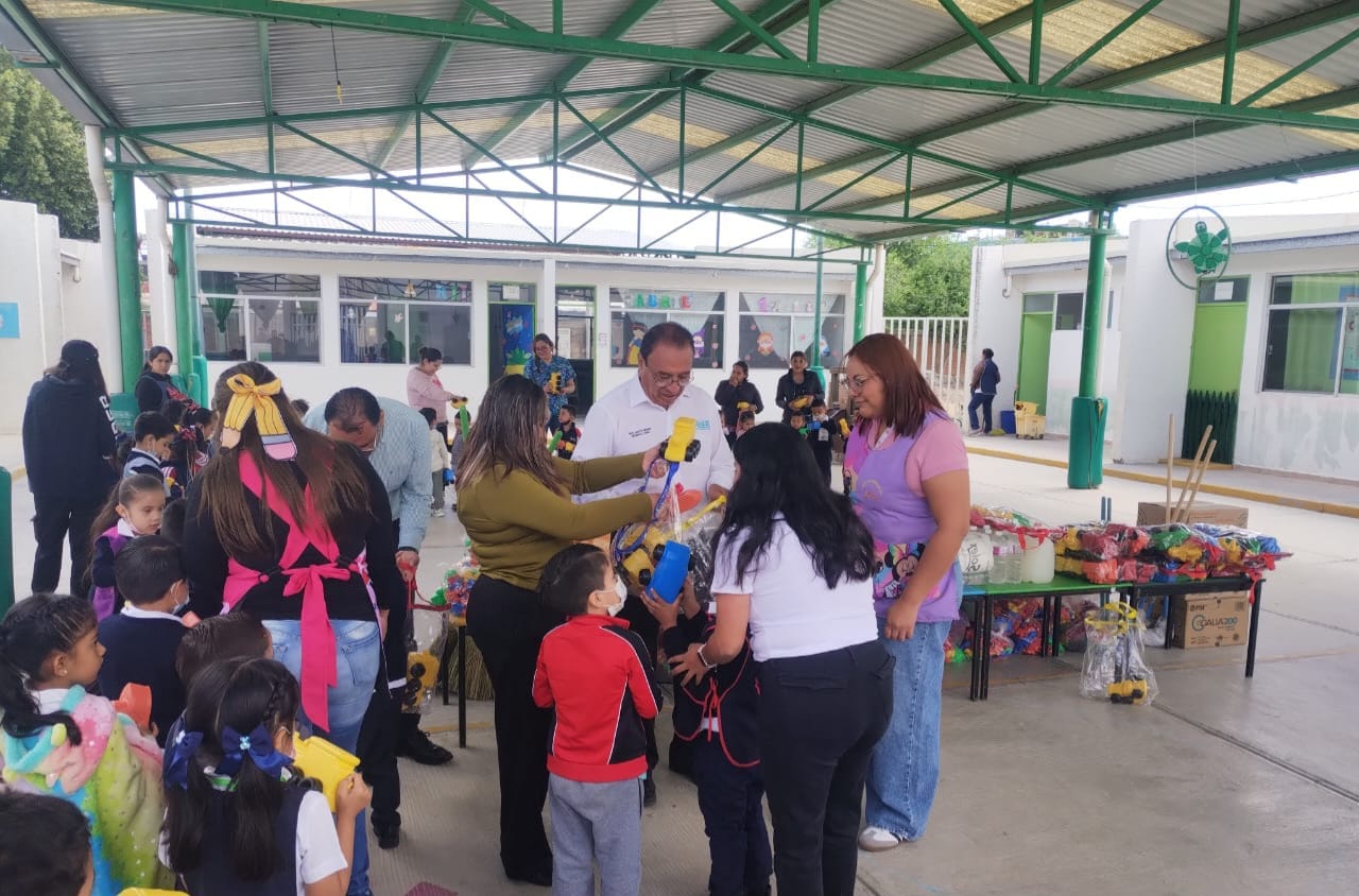 Villa de Pozos entrega material didáctico y de limpieza a TEPEU