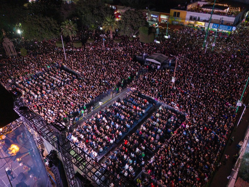 ¡FENAE 2025: aplastadora noche musical ofrece marca registrada a una plaza totalmente abarrotada!
