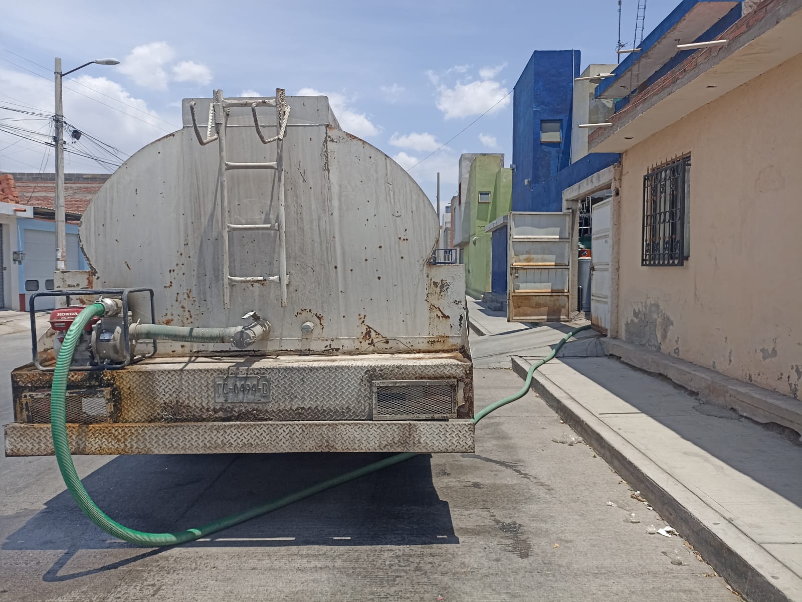 Alcalde Navarro Muñiz supervisa y asegura entrega de agua a familias por temporada de altas temperaturas