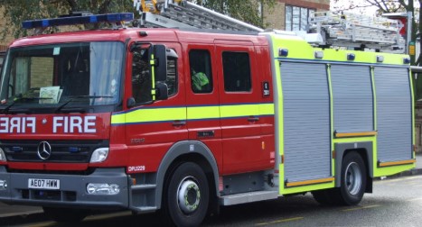 Condenan a británico que provocó dos incendios para ver actuar a los bomberos