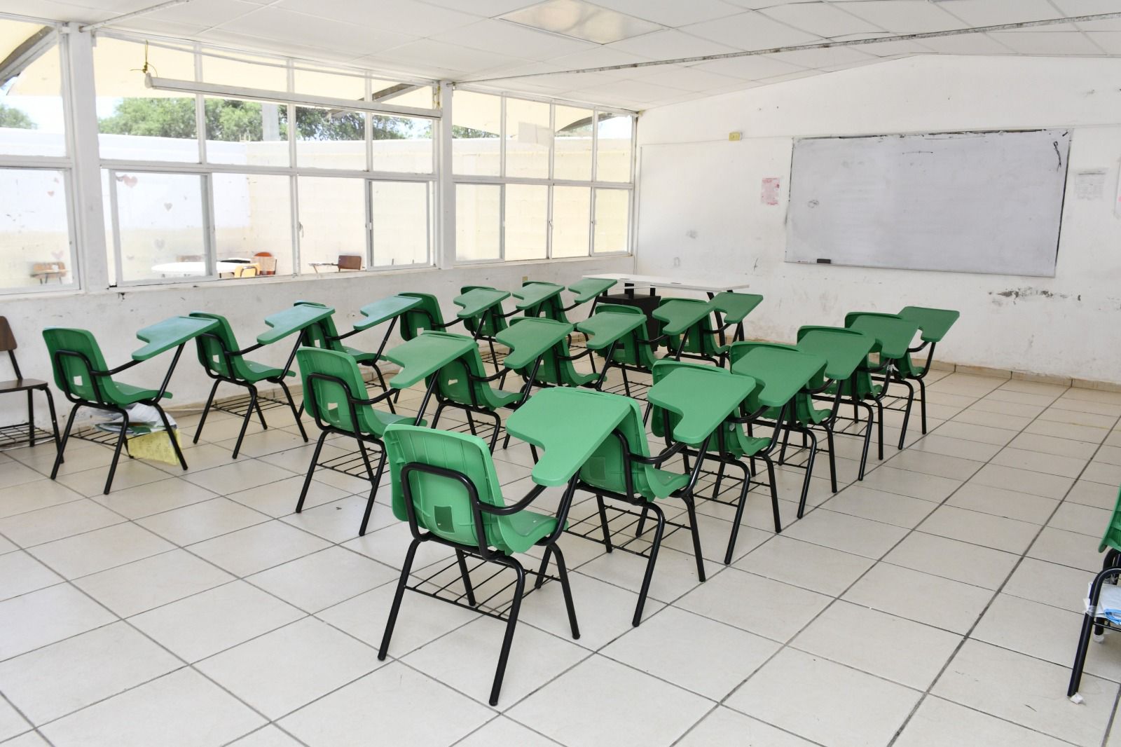 Educación sin límites con equipamiento a escuelas