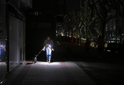 El apagón en España revive la radio de pilas como herramienta clave en medio del caos