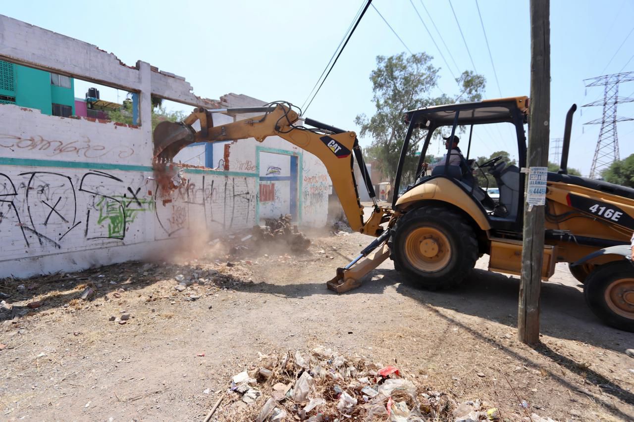 En Arbolitos, Enrique Galindo arranca estrategia integral de seguridad urbana: derrumba finca refugio de infractores