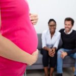 España prohíbe inscripción automática de bebés por gestación subrogada