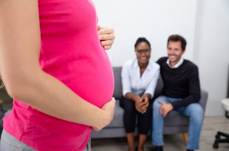 España prohíbe inscripción automática de bebés por gestación subrogada