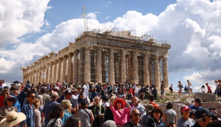 Grecia enfrenta escasez de 80 mil trabajadores en turismo pese a auge récord de visitantes