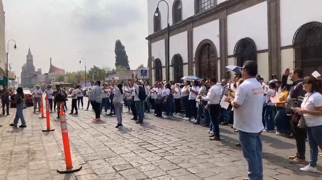 Maestros sindicalizados del ITSLP se manifiestan para defender a directivos y niegan irregularidades en el instituto.Maestros sindicalizados del ITSLP se manifiestan para defender a directivos y niegan irregularidades en el instituto.