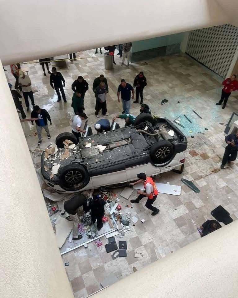 Mujer de la tercera edad cae del segundo piso en su camioneta en un centro comercial en la CDMX