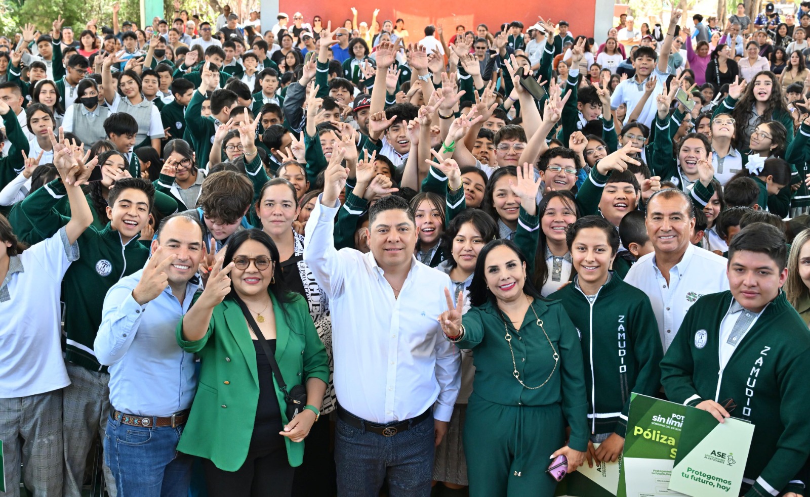 Ricardo Gallardo moderniza secundarias populares