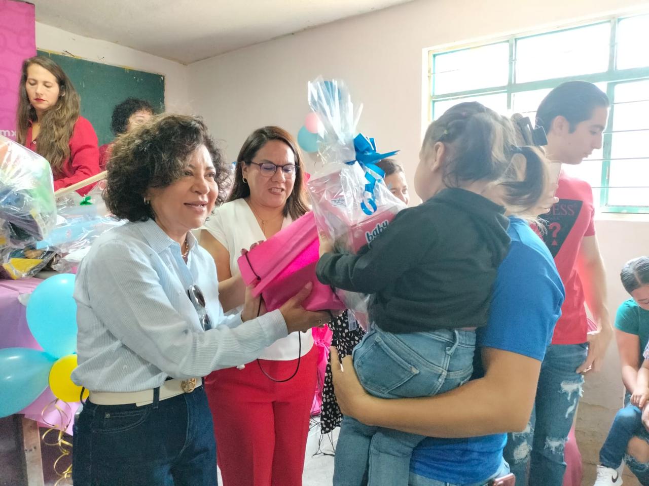 El DIF Municipal y Damas Voluntarias de CMIC entregaron más de 250 juguetes a niñas y niños en Terrero Sur en La Pila
