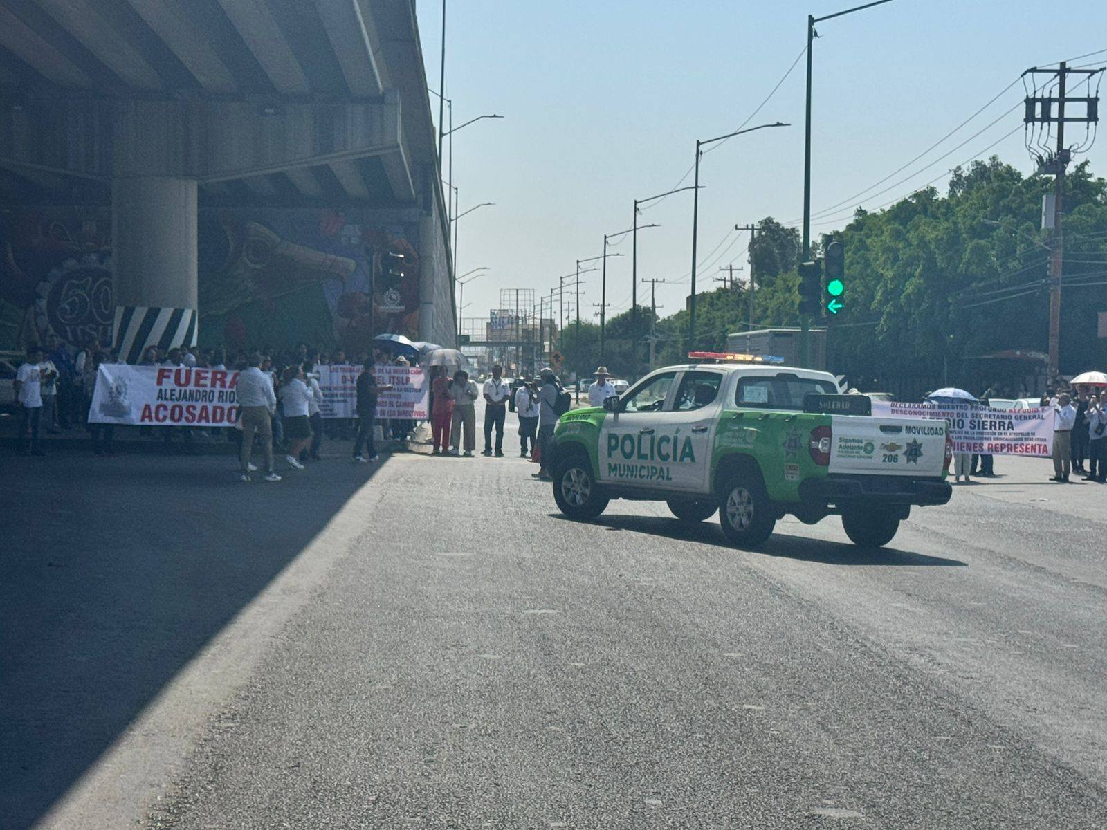Trabajadores y alumnos del Tec Regional de SLP protestan contra director por abusos y malos manejos