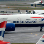 Auxiliar de vuelo de British Airways es arrestado por bailar desnudo en pleno servicio