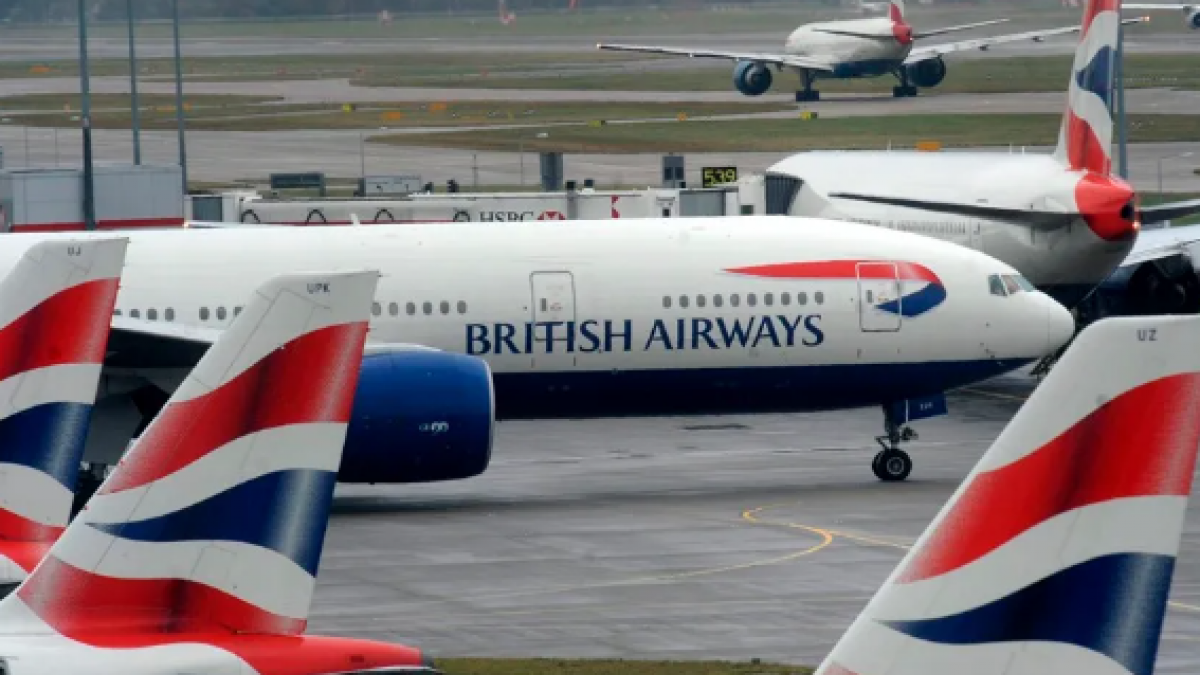 Auxiliar de vuelo de British Airways es arrestado por bailar desnudo en pleno servicio