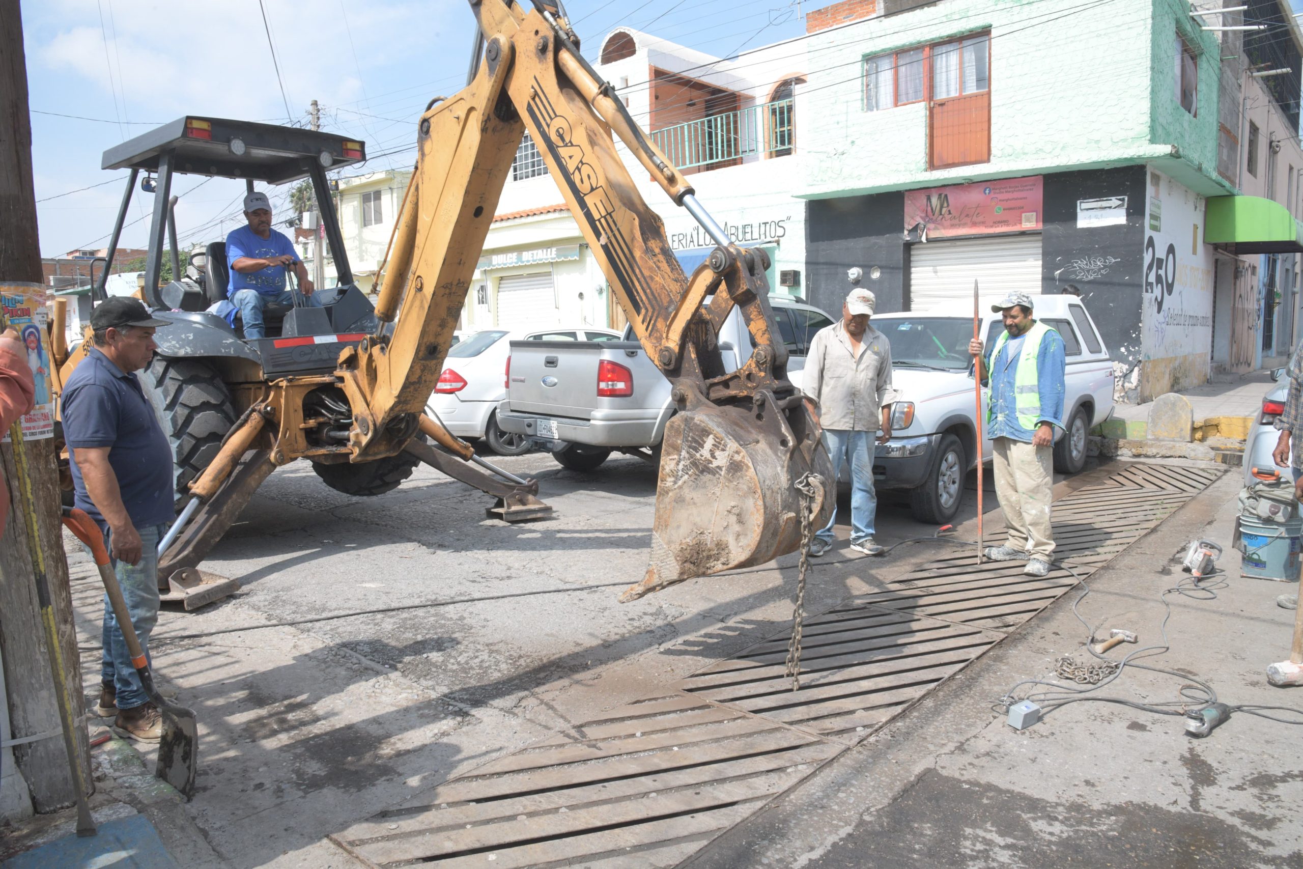 Gobierno municipal de Soledad limpia rejillas pluviales en la zona centro