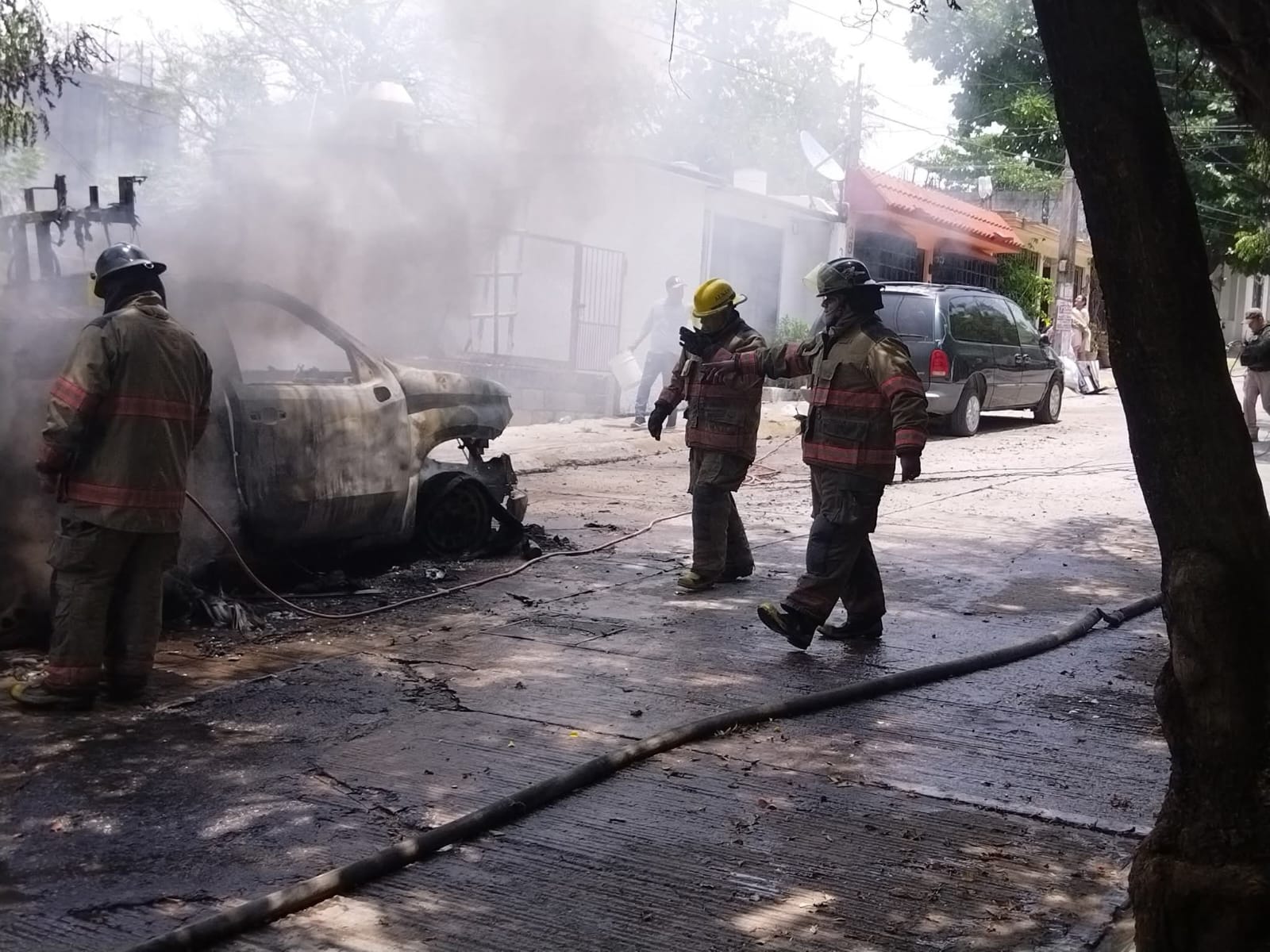 Camioneta de la CFE se incendia en Ciudad Valles