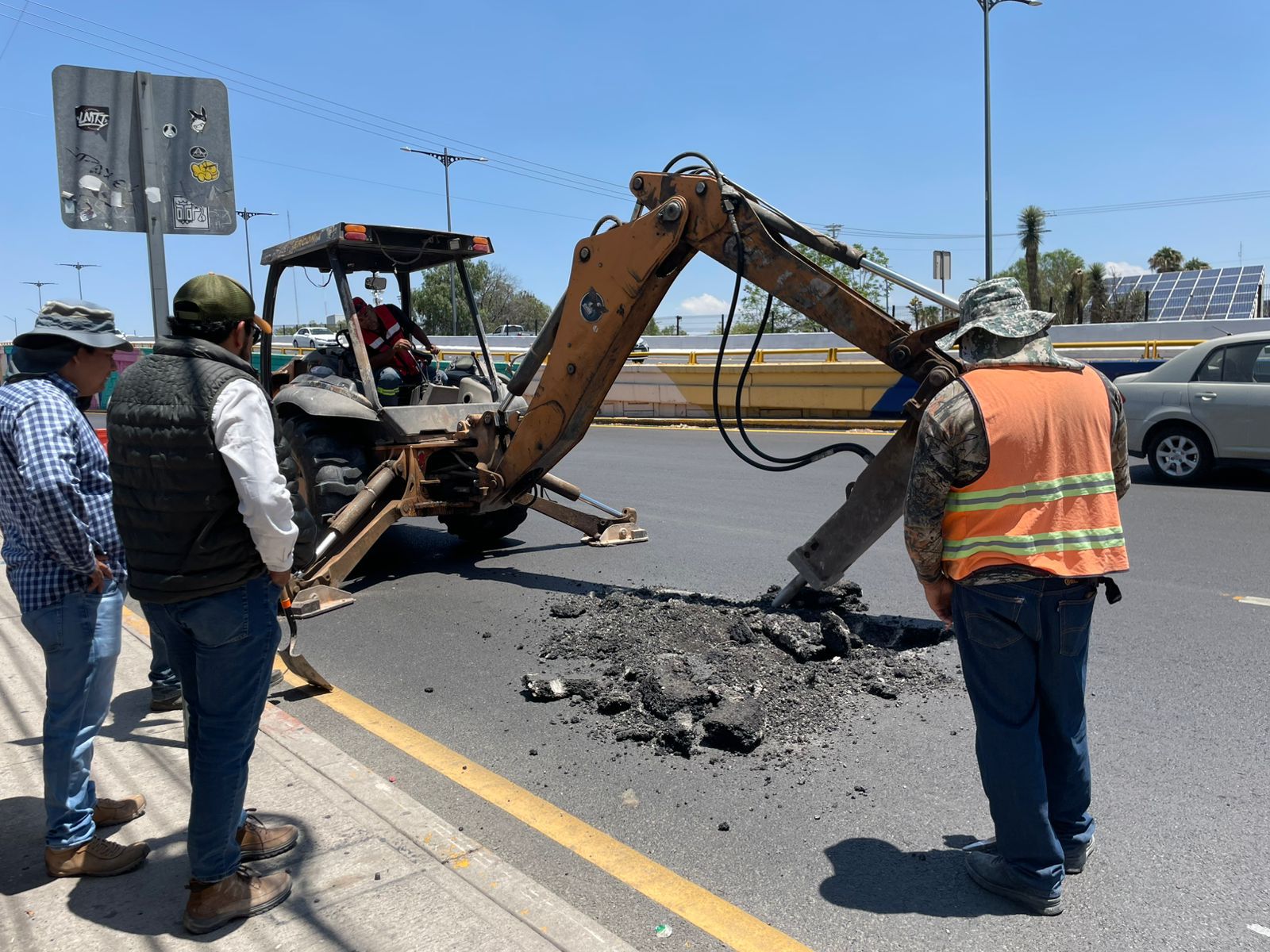Interapas inicia reparación de drenaje en lateral de Salvador Nava, frente a plaza Citadella