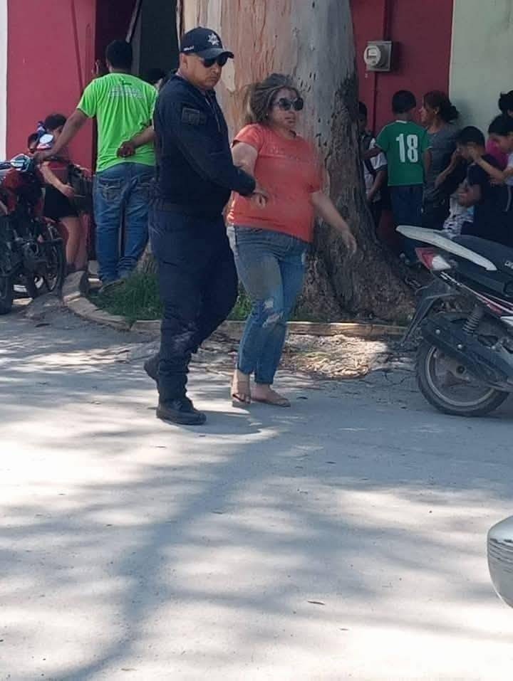 Le dan unos guamazos a funcionaria del DIF de Cedral por condicionar votos por despensas