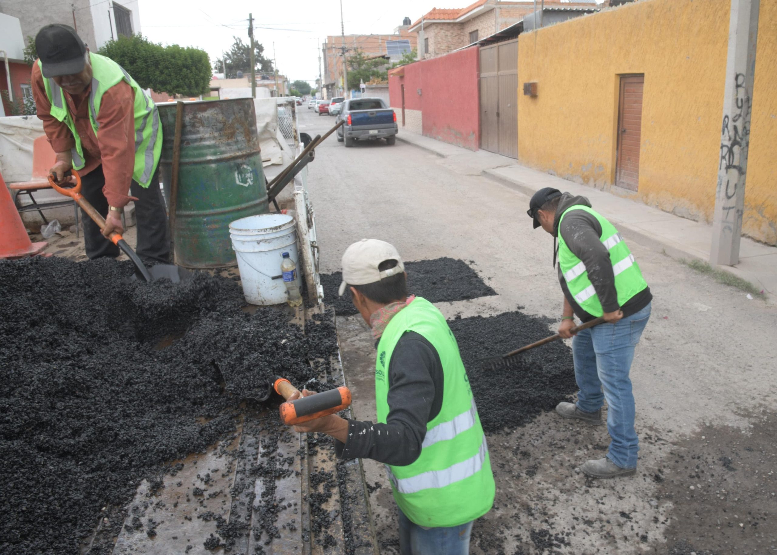 Programa de bacheo sigue recorriendo y beneficiando más colonias de Soledad