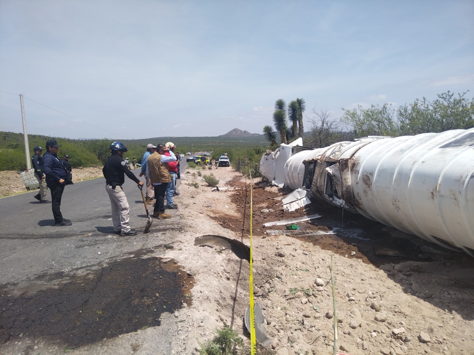 Protección civil estatal brinda apoyo en fuga de combustible de una pipa