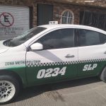 Riña entre particulares en Avenida San Pedro, deja daños a unidad de taxi