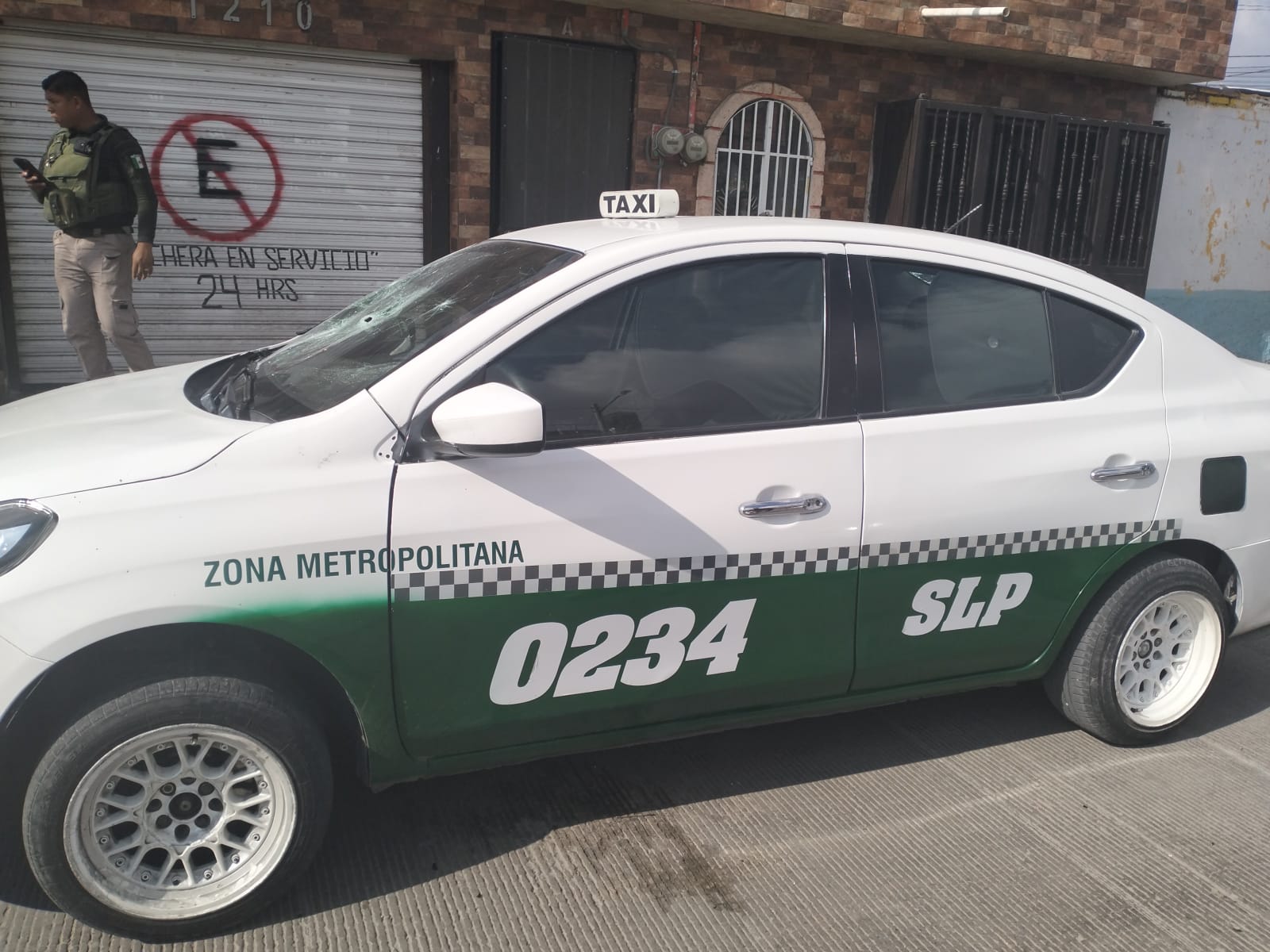 Riña entre particulares en Avenida San Pedro, deja daños a unidad de taxi