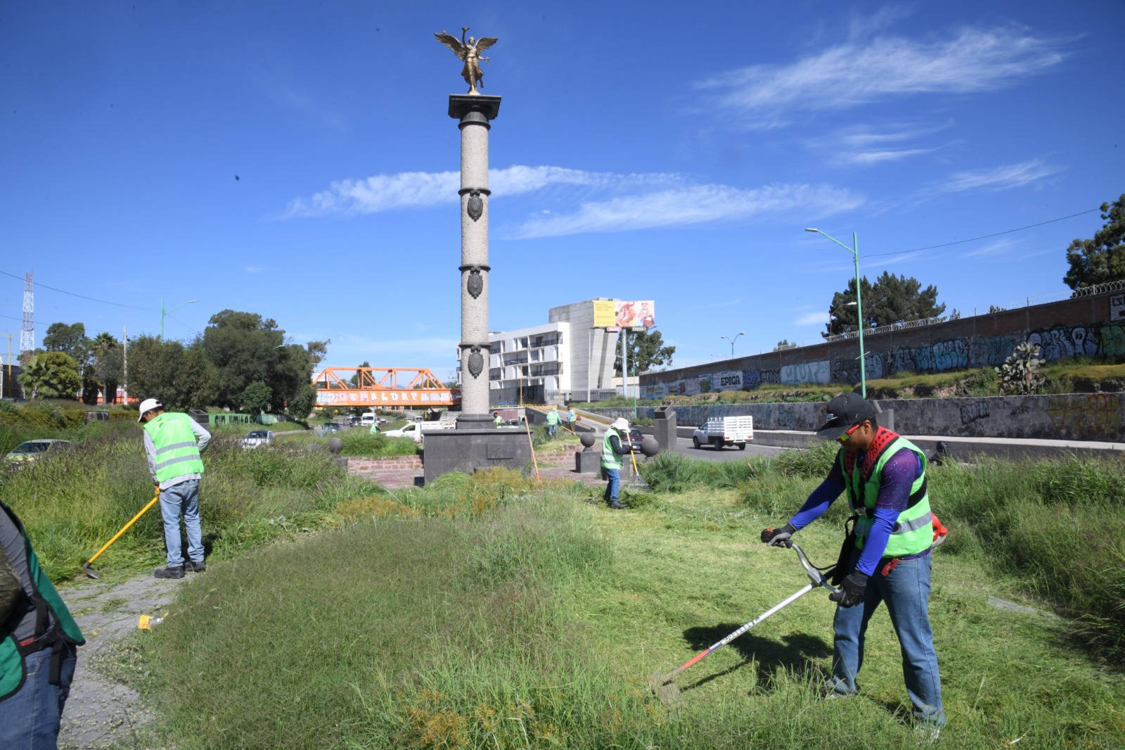 Ayuntamiento de Soledad inicia limpieza en monumento al ángel de la independencia en el Río Santiago