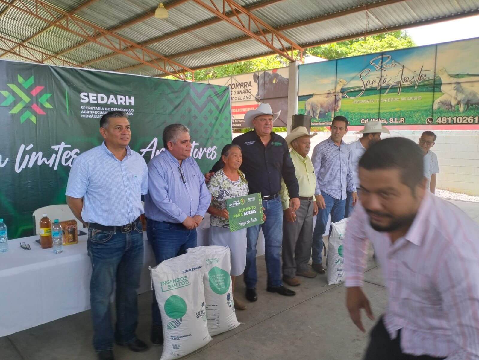 Estado entrega ocho toneladas de alimento para el sector apícola