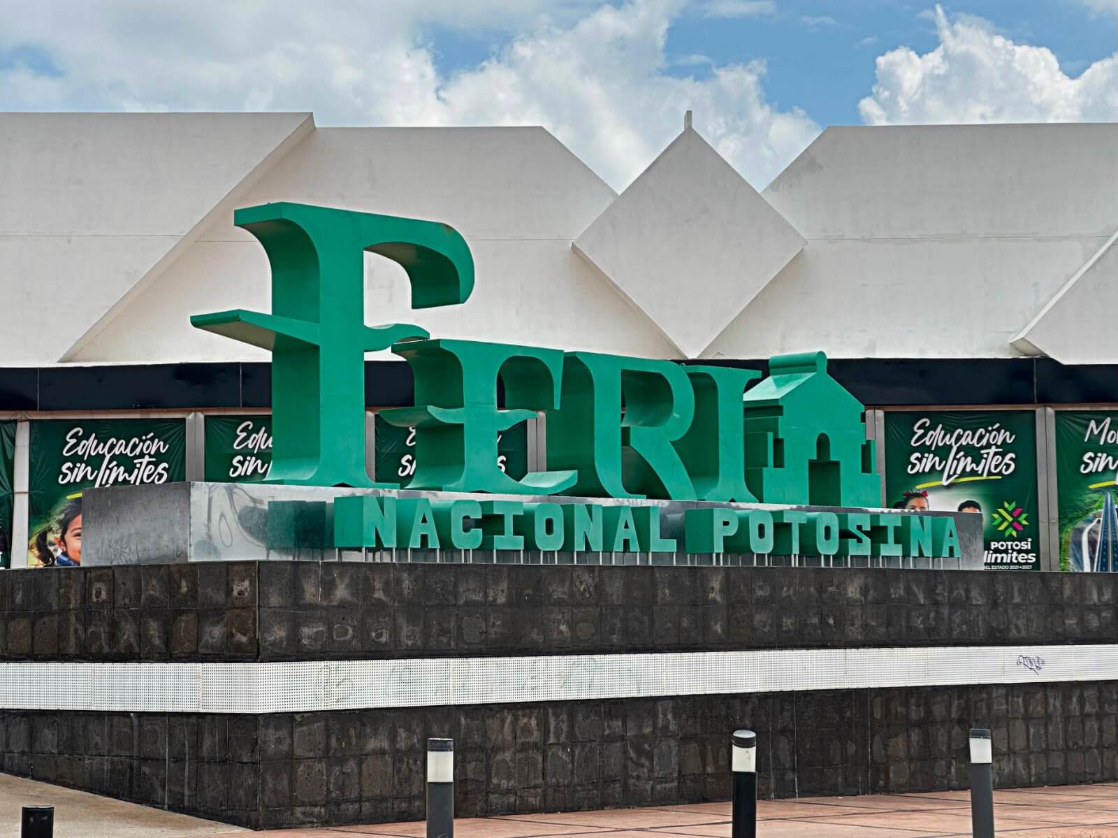Fenapo desmiente versiones sobre irregularidades en su funcionamiento La Feria Nacional Potosina (Fenapo) aseguró que todas sus actividades se realizan con permisos y dictámenes vigentes, incluyendo los emitidos por la Dirección General de Gobernación para la venta de bebidas alcohólicas, así como los avales de Protección Civil y la Coepris en materia sanitaria. El recinto ferial cuenta con inspecciones periódicas y supervisión continua, garantizando que cada espacio y punto de venta opere bajo la normativa correspondiente. Estas declaraciones surgen luego de que el alcalde Enrique Galindo reconociera que, históricamente, algunos centros de espectáculos habían operado “con cierta tolerancia”, aunque en proceso de regularización. La Fenapo reiteró su compromiso de mantener un evento seguro, legal y organizado, desmintiendo versiones sobre supuestas irregularidades.