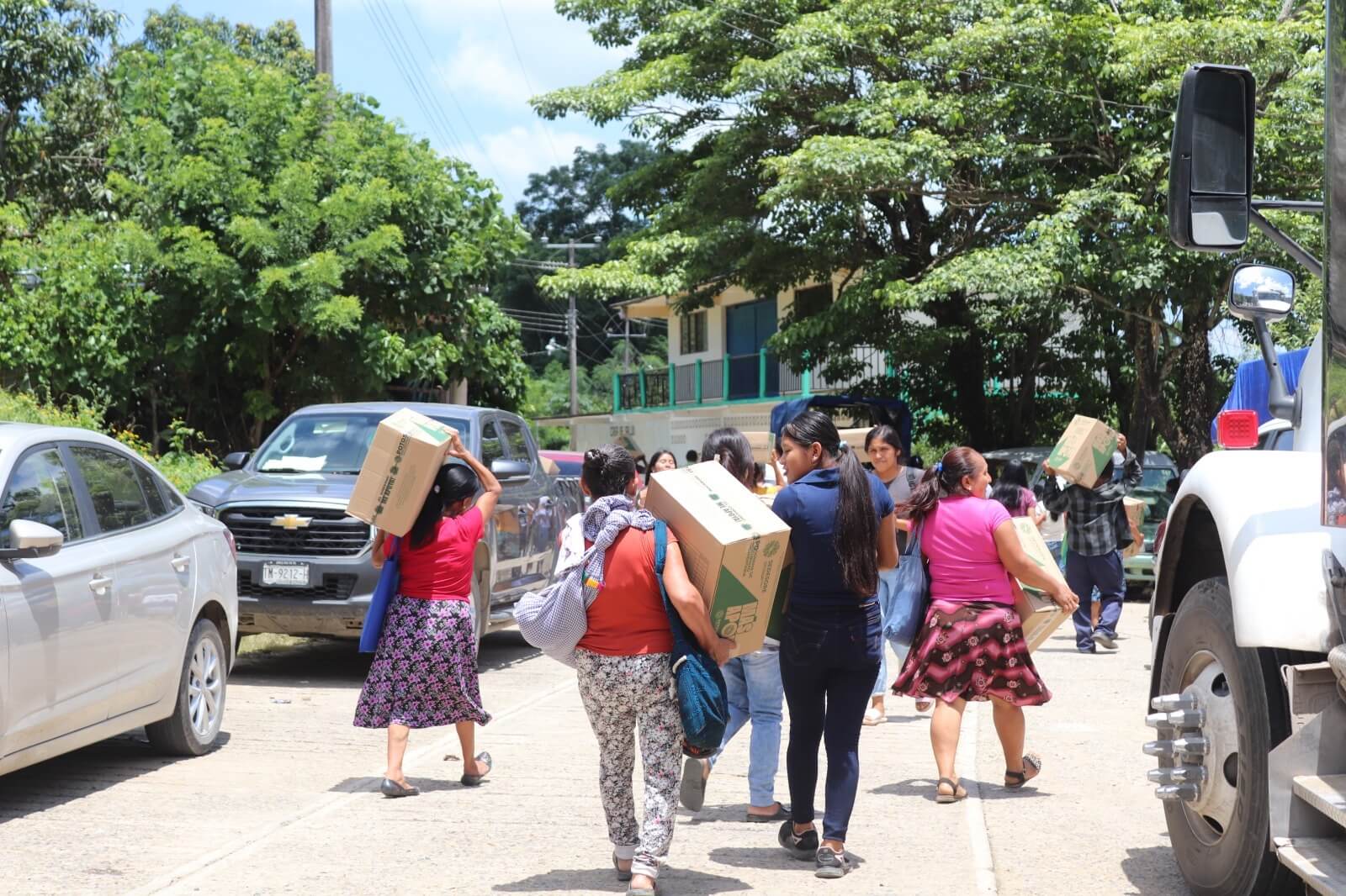 Gobierno estatal entrega de apoyos alimentarios en Tancanhuitz