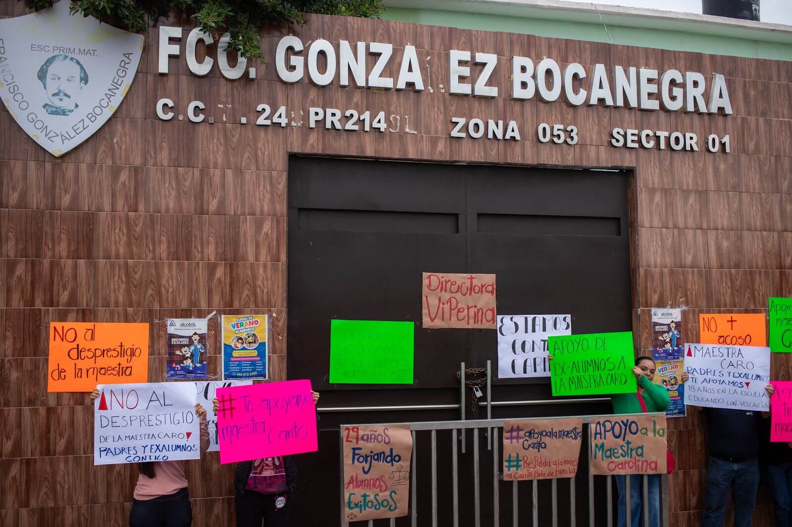 Docentes bajo hostigamiento en primaria de Industrial Aviación; padres cierran la escuela en protesta