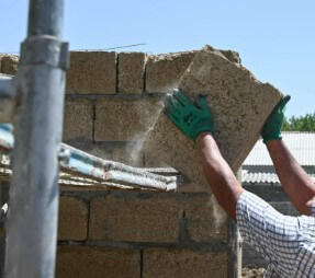 🏗️🌾 Innovación desde Kirguistán Un joven de solo 27 años está cambiando las reglas del juego en la construcción: ya ha construido más de 300 casas con ladrillos hechos a base de cáscara de arroz 🌍💡 Este material no solo es más barato, también aísla mejor y contamina menos que el cemento tradicional. ¡Sí, el futuro puede ser sustentable! #Innovación #ConstrucciónSustentable #JóvenesQueInspiran #Kirguistán #ArquitecturaVerde