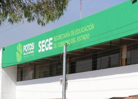 Maestros jubilados amenazan con tomar la carretera 57 por adeudos del FOPRESIR