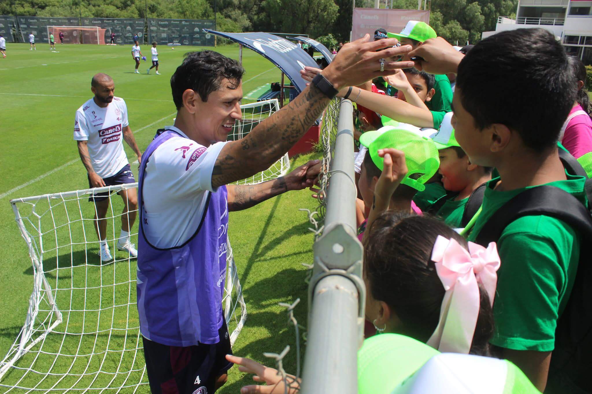Niñas y niños viven jornada inolvidable con el Atlético de San Luis