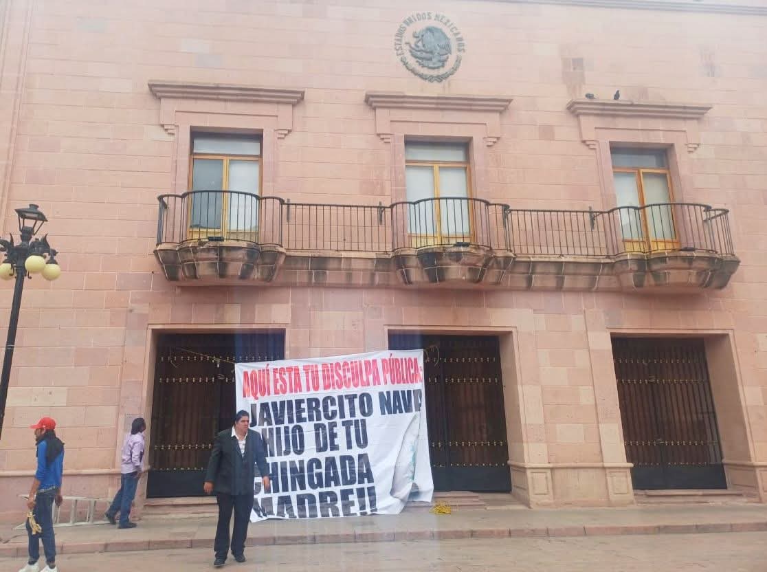 Aparece manta contra Xavier Nava frente al Congreso; crece tensión por sentencia de la Corte