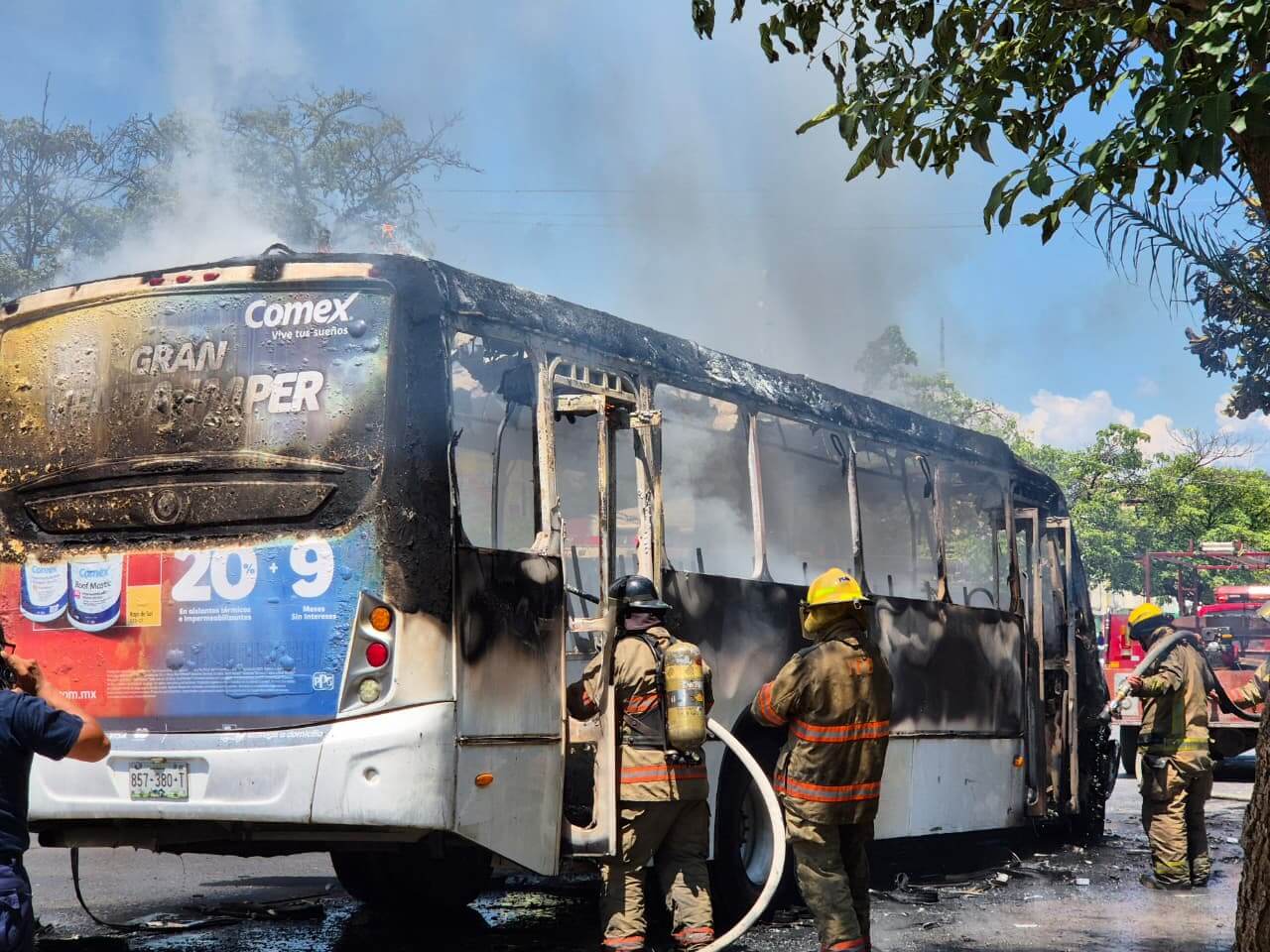 En oportuna atención, autoridades sofocan incendio de unidad de transporte urbano en boulevard México –Laredo