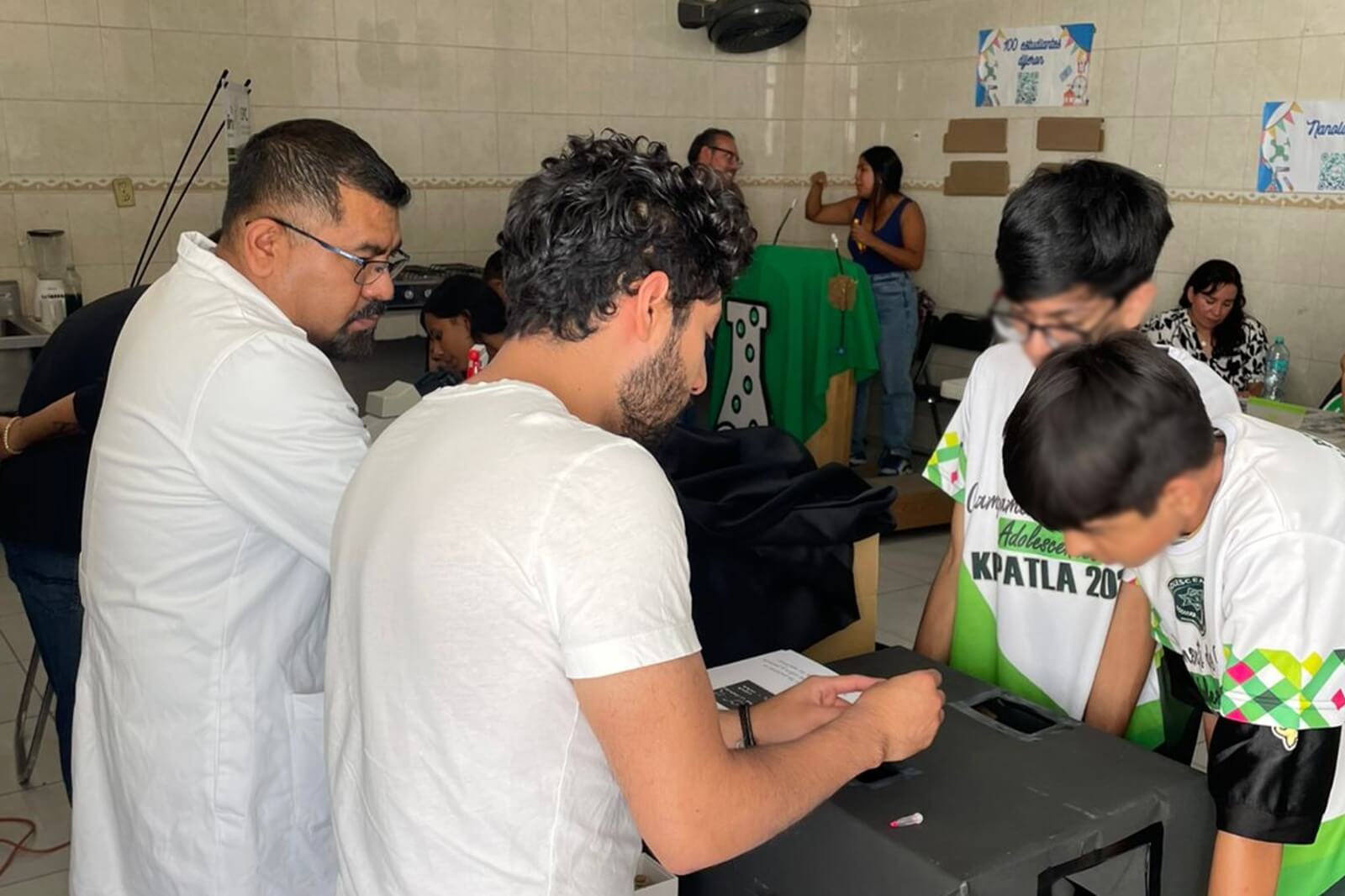 Estudiantes y docentes del Instituto de Física de la UASLP acercan la investigación a jóvenes en situación vulnerable