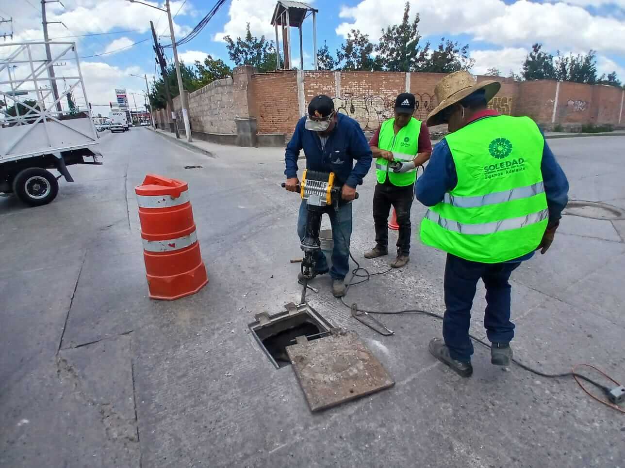 Gobierno de Soledad rehabilita vialidades con bacheo y mantenimiento de infraestructura hidráulica