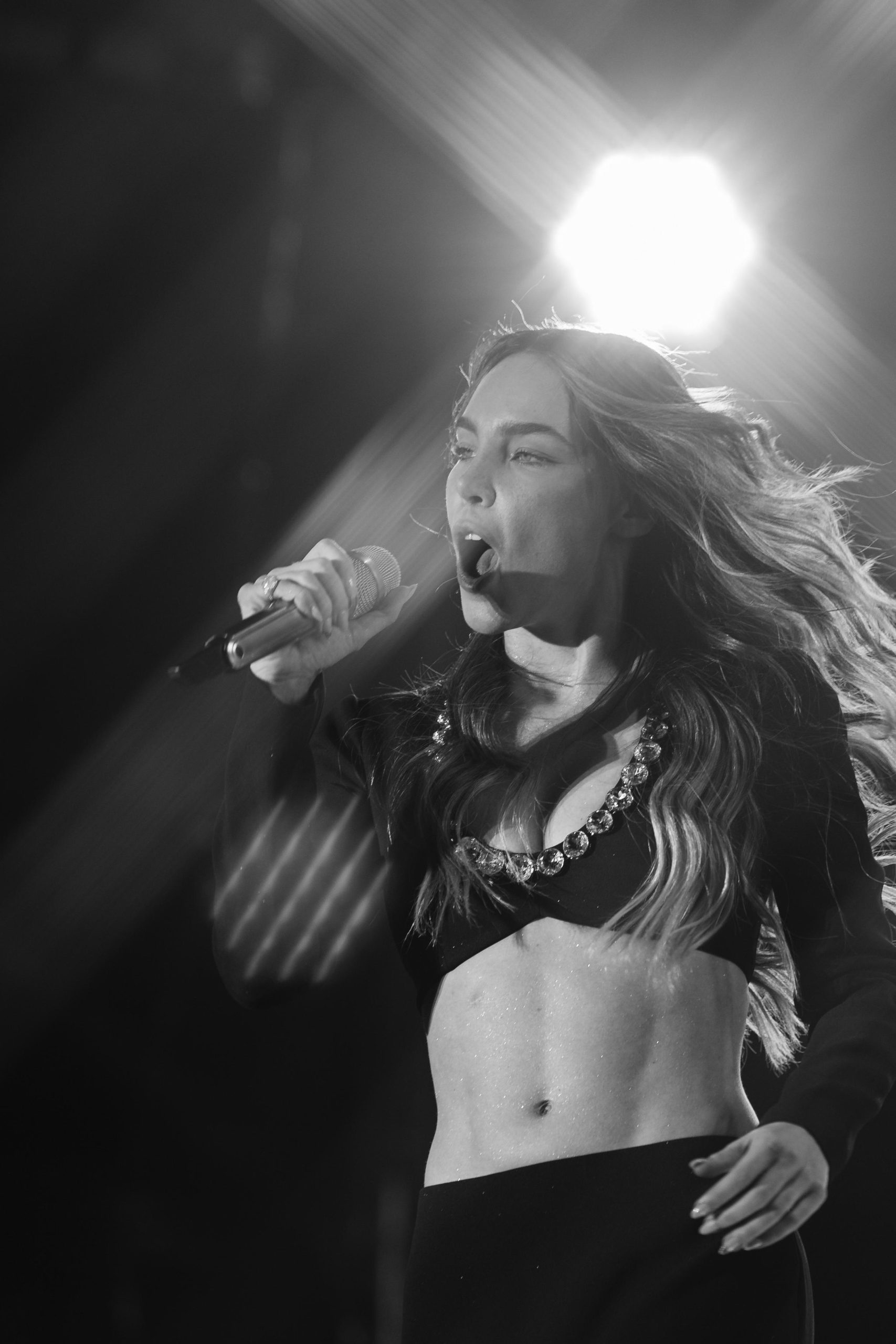 Belifans viven noche sin límites presentación de Belinda en la Fenapo 2025 reúne a 75 mil personas