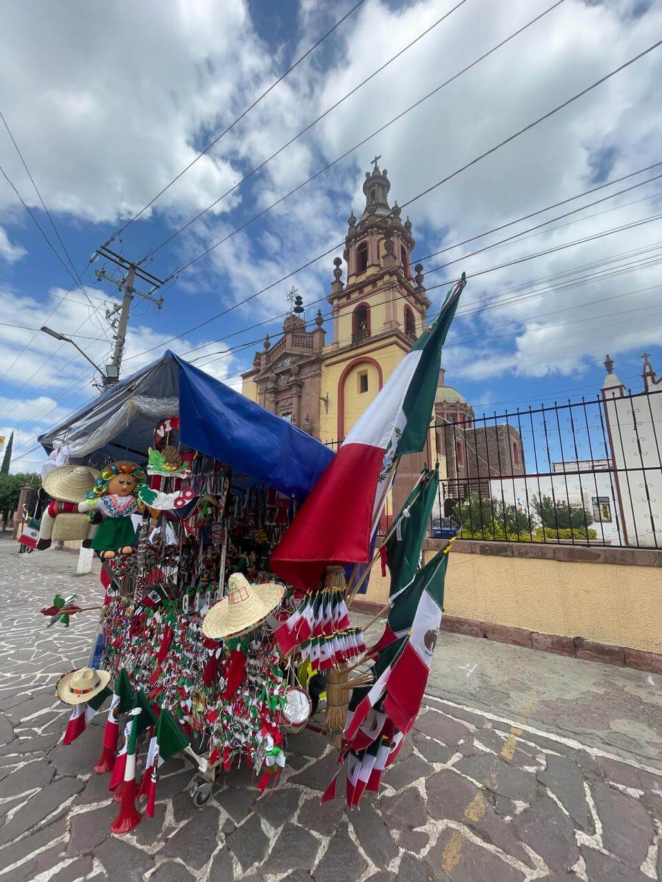 Inicia venta de artículos patrios en Soledad, con orden y vigilancia