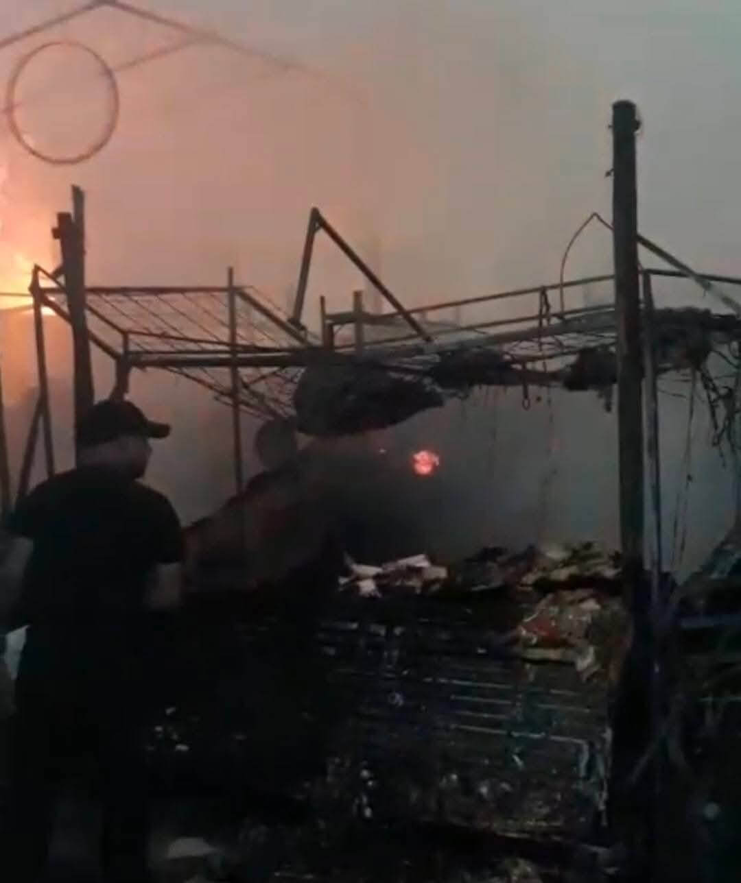Incendio en el Mercado Municipal de Salinas de Hidalgo deja ocho locales dañados