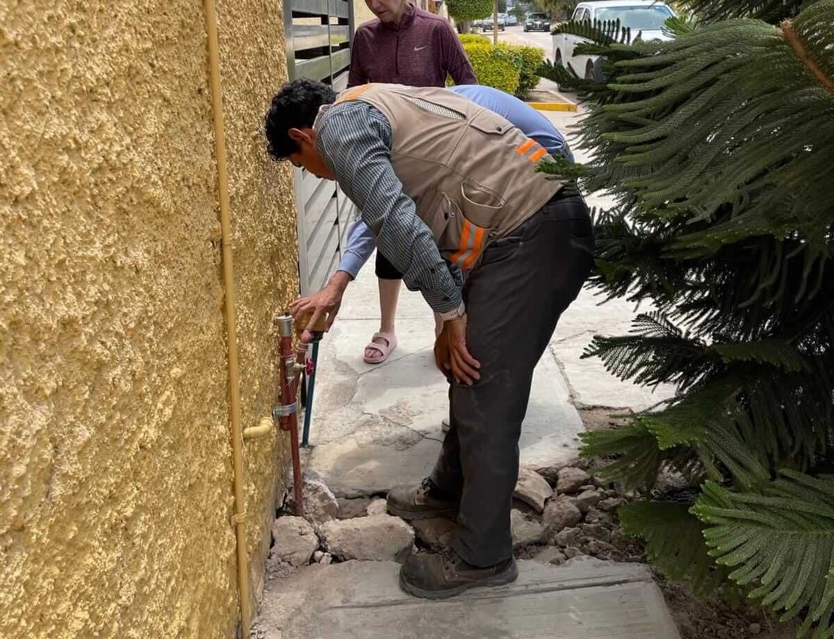 Interapas garantiza calidad del agua en calle Montes Blancos, tras renovación de red de agua potable