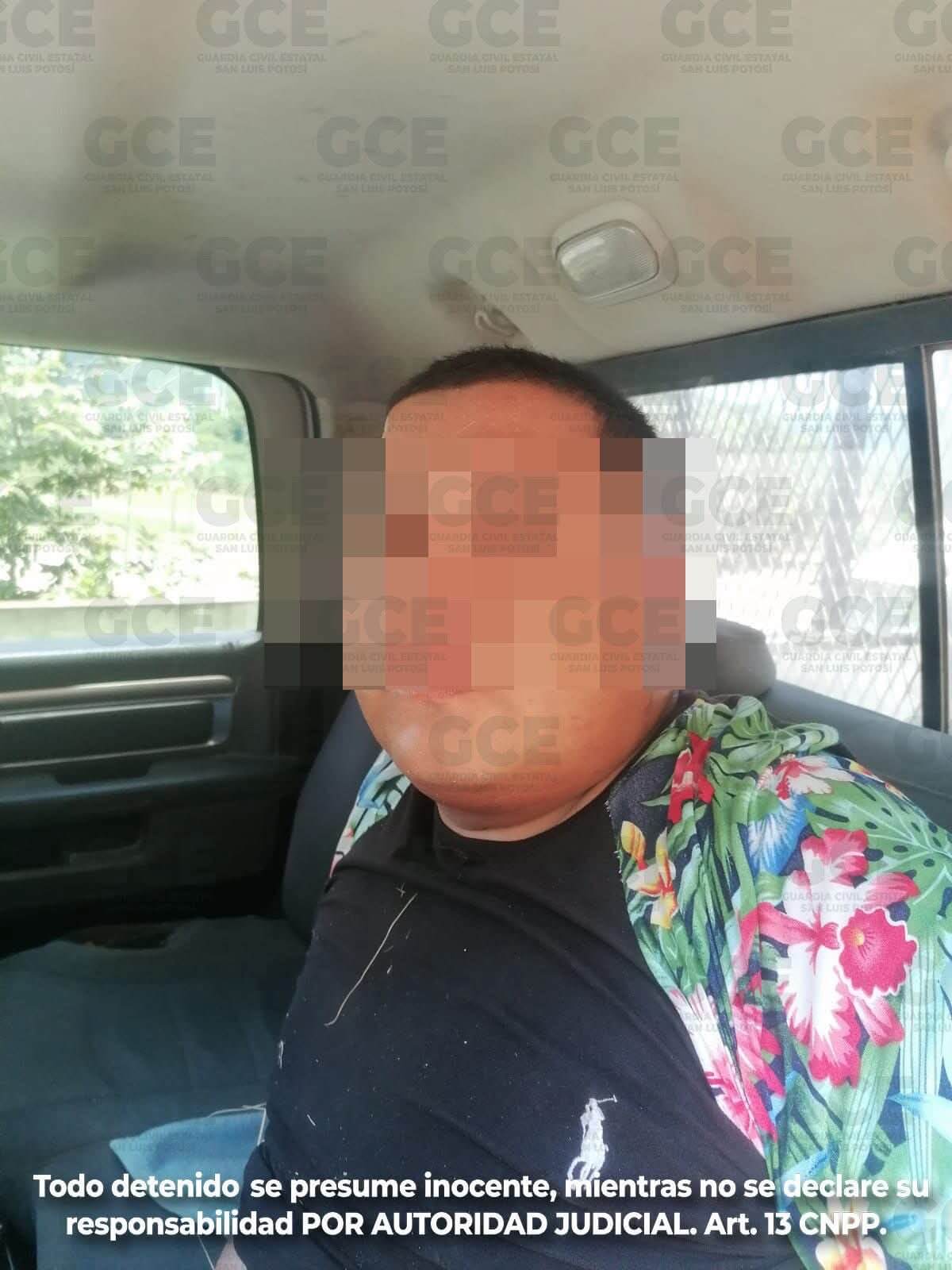 La GCE asegura a conductor con arma larga en El Naranjo