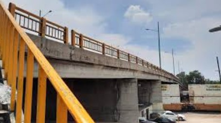 Puente Universidad: dos años caducado, sin obras y con riesgo latente para miles de potosinos El Puente de Avenida Universidad, una de las arterias viales más importantes de la capital potosina, sigue operando más allá de su vida útil, sin que hasta ahora se haya iniciado su rehabilitación, a pesar de que el deterioro estructural fue advertido desde hace al menos tres años. Construido hace más de cinco décadas durante el sexenio de Antonio Rocha Cordero (1967–1973), este puente ha soportado tráfico ligero, transporte público y hasta vehículos pesados, con una carga estimada de más de 100 mil vehículos diarios. Hoy, con barandales sueltos, escaleras rotas, cables expuestos y zonas oscuras que facilitan asaltos, el puente representa un riesgo latente tanto para automovilistas como para peatones. Aunque el alcalde Enrique Galindo Ceballos anunció recientemente que ya se solicitó un diagnóstico técnico y que “hay que meterle mano integral”, lo cierto es que no se ha realizado ninguna obra. A la fecha, el Ayuntamiento apenas trabaja en una estrategia mientras el expediente del proyecto ejecutivo permanece congelado en las oficinas de la empresa ferroviaria CPKC, dueña de las vías que atraviesa el puente. La urgencia no es nueva. En 2022, el gobernador Ricardo Gallardo Cardona advirtió que al puente le quedaba menos de un año de vida útil, y prometió invertir 90 millones de pesos junto con el gobierno municipal. Dos años después, ni el dinero llegó ni las obras comenzaron. Mientras tanto, el Puente Universidad sigue operando sin cierres preventivos ni mantenimiento urgente, a pesar de que las autoridades reconocen abiertamente que ya caducó. La inacción institucional pone en riesgo diario a miles de potosinos. “Es más fácil evitar una tragedia que lamentar las consecuencias”, dijo el gobernador en 2022. Hoy, esa tragedia parece cada vez más cercana.